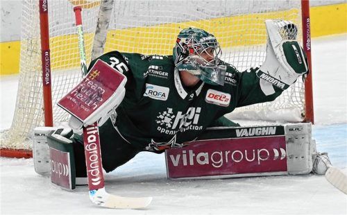 Den hat er sicher: Für Rosenheim zeigte Autio überwiegend gute Leistungen.Foto Ziegler