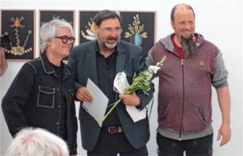 Den Kunstpreis des Jahres 2026 erhielt der in Ecking arbeitende studierte Bildhauer Peter Pohl, der besonders für seine Insektenskulpturen bekannt ist. Bernhard Paul, Vorsitzender des Kunstvereins, und Christian Heß, Laudator und Zweiter Vorsitzender (rechts).Foto  Friedrich