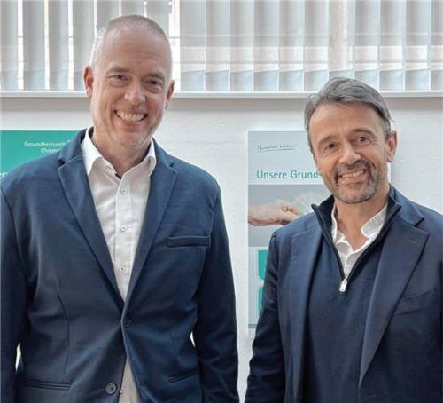 Der Aufsichtsrat der Gesundheitswelt Chiemgau AG hat die Unternehmensführung gestärkt: Der Vertrag von Vorstand Dietolf Hämel (rechts) wurde um weitere fünf Jahre verlängert. Stefan Düvelmeyer (links) wurde in den Vorstand berufen und verantwortet seit 1. April das operative Geschäft des Bereichs Medizin.
