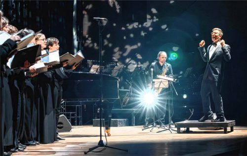 Der Bachchor Salzburg, angefeuert durch Michael Schneider (rechts), und Christoph Pepe Auer mit der Big Band des Mozarteums Salzburg, loben jazzend Gott. Foto SCHEFFOLD MEDIA