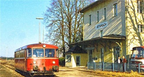 Der Bahnhof Jettenbach, wie ihn Zugpassagiere und Einheimische noch aus den 70er-Jahren kennen. Fotos  Bürger