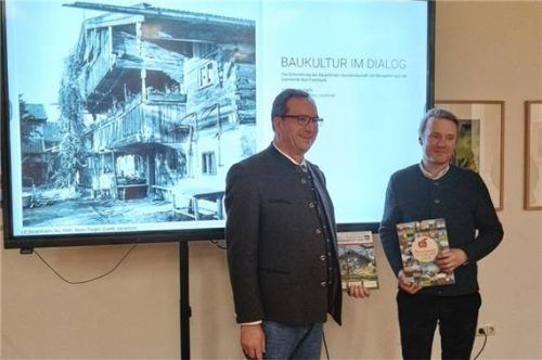 Der Baukulturbeauftragte Thomas Zink und Professor Dipl. Ing. Daniel Hoheneder (rechts) standen nach dem Vortrag allen Teilnehmern noch für Fragen zur Verfügung. Foto re