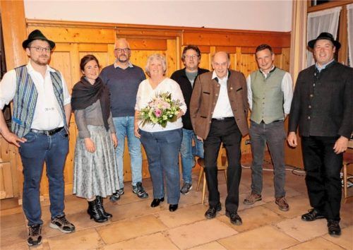 Der Bienenzuchtverein Au und sein aktueller Vorstand: (von links) Beisitzer und Materialwart Markus Millauer, Schriftführerin Katharina Willerer, Beisitzer und Ausbilder Stefan Funk, Kreisvorsitzende Angela Sollinger, Zweiter Vorsitzender Thomas Mühlhuber, Ehrenvorsitzender Sepp Schlemer, Kassier Thomas Pauls und Vorsitzender Christian Schlemer. Foto Strim