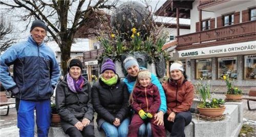 Der Brunnen vor dem Inzeller Rathaus wurde zum „Osterbrunnen“ umgestaltet. Die Mitglieder des Gartenbauvereins Inzell-Hammer-Weißbach haben wieder ganze Arbeit geleistet. Geholfen haben (von links) Peter Gehmacher, Monika Rieder-Schweikl, Regina Holzner, Andrea Hallweger mit Enkelin Paula und Manuela Fries. Foto Wegscheider