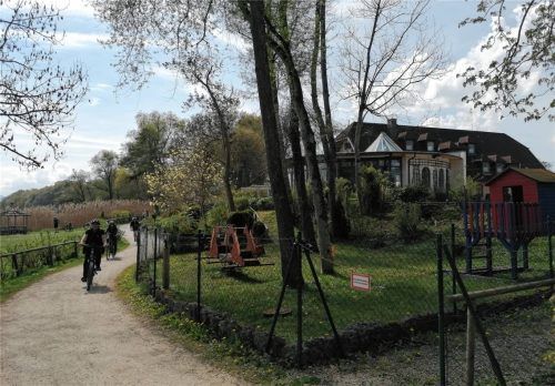 Der Chiemsee-Rundweg führt auf Höhe von Lambach unmittelbar am Malerwinkel vorbei. Das soll laut Gemeinde auch weiterhin möglich sein, indem der Weg in einem städtebaulichen Vertrag öffentlich gewidmet wird.Foto  ´rASCH