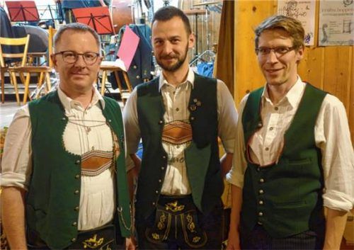 Der derzeitige Dirigent Rainer Winklmair mit dem Vorsitzenden Manuel Obermeier und dem neuen Dirigenten Sebastian Noichl (von links).Foto Adersberger