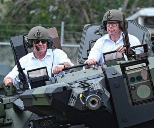 Der deutsche Verteidigungsminister Boris Pistorius (SPD, links) und der australische Verteidigungsminister Pat Conroy fahren in einem Boxer-Kampfaufklärungsfahrzeug. Foto dpa
