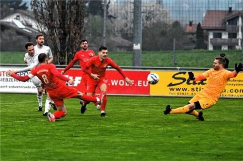 Der einzige Treffer im Top-Spiel der Kreisliga 1: Michael Gruber zieht – umringt von einigen Spielern des SV Westerndorf – ab und trifft für den TuS Raubling.Foto Franz Ruprecht