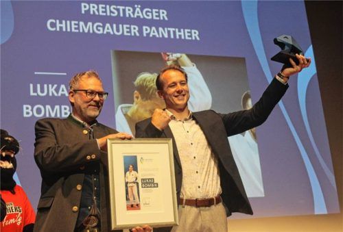 Der erfolgreiche Kampfsportler Lukas Bombik vom TSV Bergen freute sich riesig über die Auszeichnung und streckte im Beisein von Landrat Andreas Danzer den Chiemgauer Panther in die Höhe. Foto Rasch