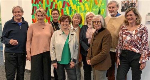 Der Farbkreis 99 aus Mühldorf wurde auch von dem 2023 verstorbenen Künstler Rolf Liese (links) unterrichtet. Jetzt widmet sich eine Ausstellung seinem Lebenswerk.Foto re