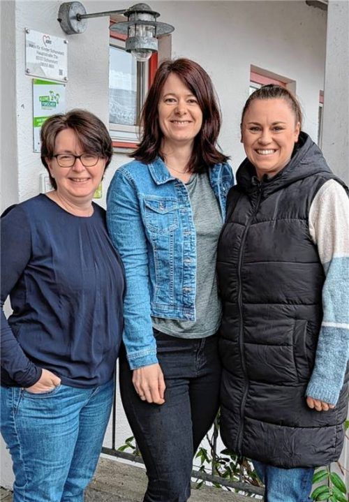 Der Förderverein des Kindergartens in Schonstett besteht seit Oktober 2022. Rund 100 Mitglieder helfen, wenn die Führung (von links) – Kassierin Barbara Stocker, Vorsitzende Monika Brandl und Schriftführerin Melanie Hinterstocker – Bedarf anmeldet.Foto  re