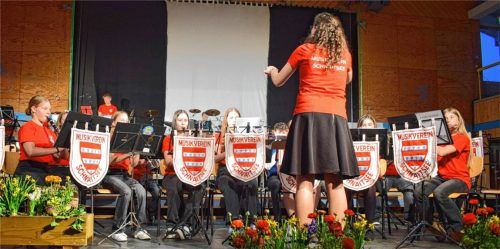 Der Freitag gehörte den ganz jungen Musikanten. Die Bläserklasse unter der Leitung von Korbinian Kebinger machte den Auftakt, dann übernahm das Vororchester unter der Leitung von Irmi Sax (Bild) die Bühne.
