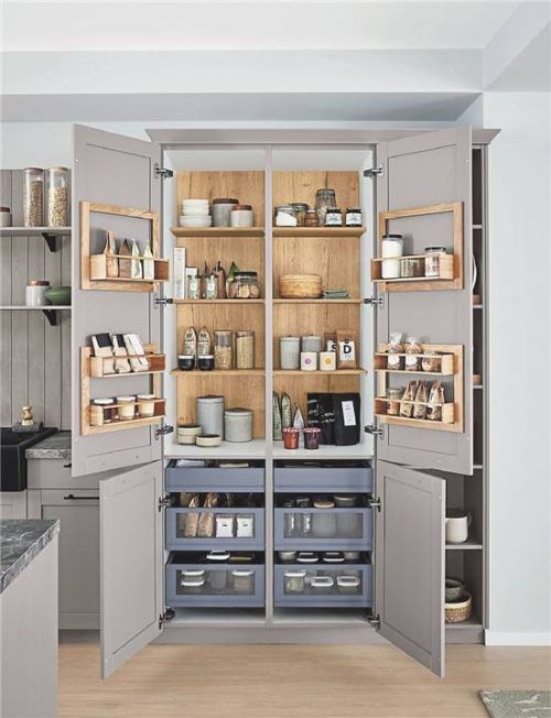 Der Frühstücksschrank spart Zeit, da alles sofort zur Hand ist. Die Türregale bieten zusätzliche Stellflächen. Fotos AMK