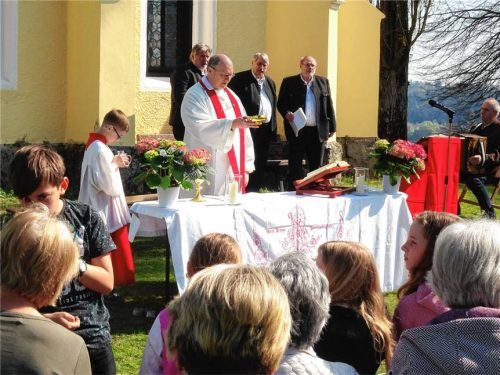 Der Gedenkgottesdienst der international verstreuten Riedl-Familie fand im Freien mit Pfarrer Armin Thaller und dem Fischer-Dreigesang statt. Foto meling