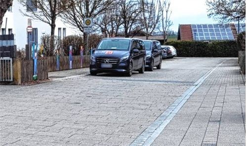 Der Gehweg entlang der Schulstraße in Heldenstein (rechts) ist nicht nur für Schulkinder wichtig. Foto  Weinfurtner