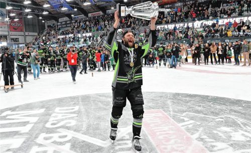 Der größte Erfolg: Maximilian Vollmayer präsentiert den Fans den Oberliga-Meisterpokal.Foto Hans-Jürgen Ziegler