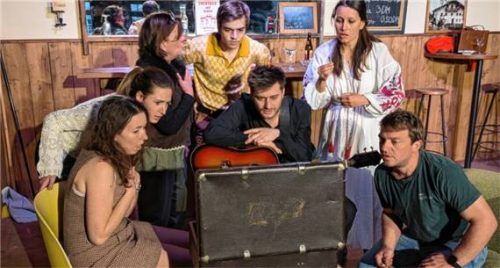 Der Großteil der Bühnengruppe: (von links) Christine Weyerer, Marianne Köllmeier, Anna Stadler, Lucas Pfob, Michael Gruber, Agnes Gasteiger und Jakob Kreckl.Foto re