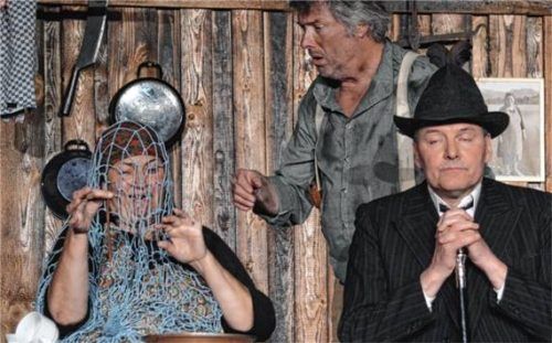 Der heilige Regenwurm vor seinem Einsatz als Orakl. Martina Klimm, Hans Garnreiter und Bernd Metzger im heiteren Schwank „RegnWurmOrakl“ von Ralph Wallner – gespielt von der Heimatbühne Rosenheim. Foto Sieberath