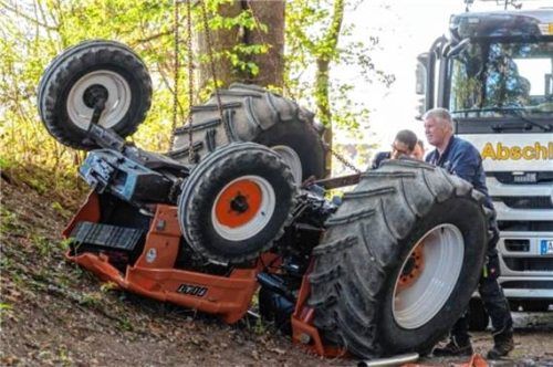 Der hochmotorisierte Traktor klemmte den 67-jährigen Fahrer ein; dieser starb noch an der Unfallstelle. Foto  Benje