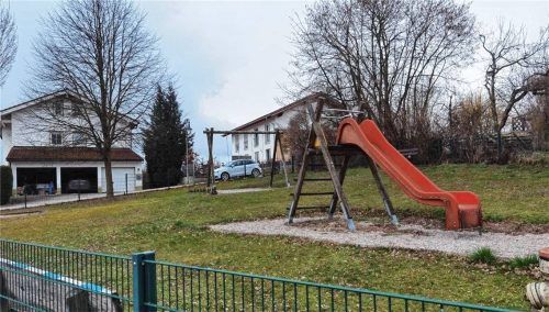 Der Kinderspielplatz in Weidenbach. Eltern wünschen sich eine Erneuerung der Spielgeräte. Foto Weinfurtner