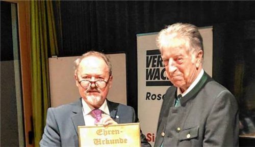 Der langjährige Vorsitzende Franz Polland (rechts) bei der Ernennung zum Ehrenvorsitzenden durch seinen Stellvertreter Wolfgang Moritz.Foto  re