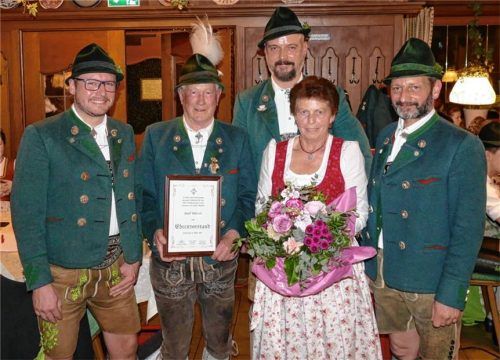 Der langjährige Vorstand der Inzeller Trachtler, Seppe Weber, wurde bei der Jahreshauptversammlung der Falkastoaner zum Ehrenvorstand ernannt. Seine Frau Agnes erhielt für die jahrelange Unterstützung einen großen Blumenstrauß. Es gratulierten (von links) Gebhard Baueregger, Peter Ober und Michael Scheurl. Foto Wegscheider