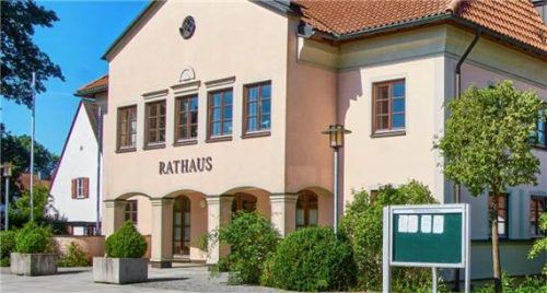 Der Mettenheimer Gemeinderat tagte zum ersten Mal nach der Kommunalwahl wieder im Sitzungssaal des Rathauses. Hauptthemen der Aussprache waren Bauangelegenheiten und Haushaltsfragen 2026. Foto Kretschko