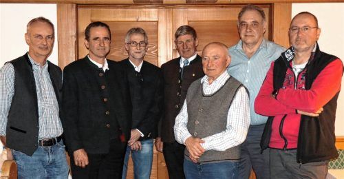 Der neu gewählte Vorstand des Krieger- und Reservistenvereins Bad Feilnbach mit (von links) Manfred Weidlich, Zweitem Vorsitzenden Christian Grad, Vorsitzendem Sepp Stadler, dem ehemaligen Vorsitzenden Lorenz Müllauer, Gerhard Weidlich, Sebastian Gasteiger und Marko Klinghammer. Foto Strim