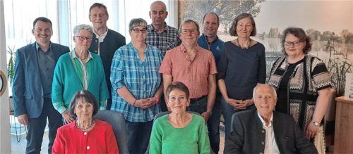 Der neu gewählte Vorstand des VdK-Ortsverbandes Obing: (vorne, von links) Marille Borowicz, Marianne Plank und Engelbert Vodermaier sowie (dahinter, von links) Bürgermeister Josef Huber, Marie Luise Hartl, Manfred Tomaschko, Manuela Schuster, Paul Schuster, Karlheinz Kronast, Bernhard Stifter, Monika Schuster und Emmy Künzner-Hingerl. Foto Künzner-Hingerl