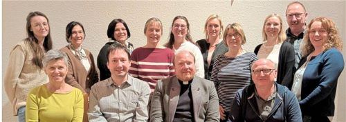 Der neue Pfarrgemeinderat Bodenkirchen-Bonbruck zu sehen mit PGR-Sprecher Franz Waxenberger (vorne rechts), Pfarrer Markus Hochheimer (Zweiter von rechts) und stellvertretende PGR-Stellvertreterin Petra Kobler (vorne links).Foto R. Kratzl
