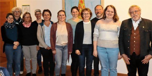 Der neue Pfarrgemeinderat der Pfarrei Herz Jesu Bad Feilnbach hat sich konstituiert: (von links) Stellvertretende Vorsitzende Gabi Schlierf, Bernadette Schmitz, Rosi Michalke, Bärbel Zschocke, Vroni Gasteiger, Vorsitzende Theresa Waldschütz, Rosi Kriechbaumer, Elisabeth Dostthaler, Pfarrer Ernst Kögler, Marlene Kaffl und Peter Strim. Foto Strim