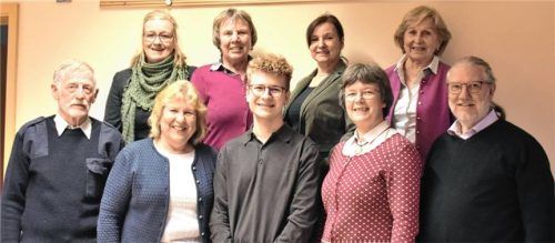 Der neue Pfarrgemeinderat St. Martin Flintsbach: (vorne, von links) Georg Schober (St. Margarethen), Schriftführerin Anita Sammet, Luca Hönert, Pfarrgemeinderatsvorsitzende Aleksandra Fusek und Diakon Thomas Jablowsky sowie (hinten, von links) Martina Widmann, Martha Deininger, Zweite Vorsitzende Irmi Schmid und Elisabeth Weiß.Foto Weiß
