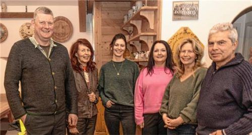 Der neue Vorstand der „Kitzretter Ramerberg“: (von links) Vorsitzender Manfred Reithmeier, Schriftführerin Ute Fischbach-Kirchgraber, Zweite Vorsitzende Kati Kürschner, Schatzmeisterin Sandra Hütter sowie die Beisitzer Inga Böhm-Reithmeier und Rupert Forstner. Foto re