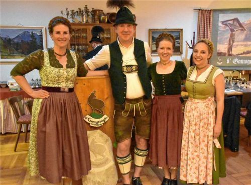 Der neue Vorstand des Trachtenvereins d’Gamsgebirgler: (von links) Birgit Fleindl (stellvertretende Vorsitzende und Jugendleiterin) Christian Prasser (Vorsitzender) Christina Schlagbauer (stellvertretende Vorsitzende) und Maria Zaiser (Schriftführerin). Foto Wunderlich