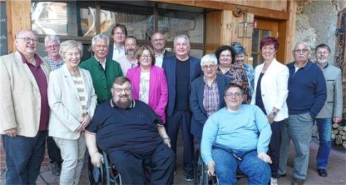 Der neue Vorstand des VdK-Kreisverbands Rosenheim mit dem Bezirksgeschäftsführer Robert Otto (hinten, Fünfter von links).Foto Schubert