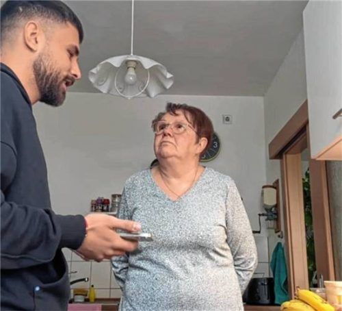 Der Oma vorgestellt: Der DJ und Produzent hat die Titelmelodie der Rosenheim-Cops „Pfeif drauf“ zu einem Techno-Song gemixt. Foto Screenshot Instagram, Felix Zimmer