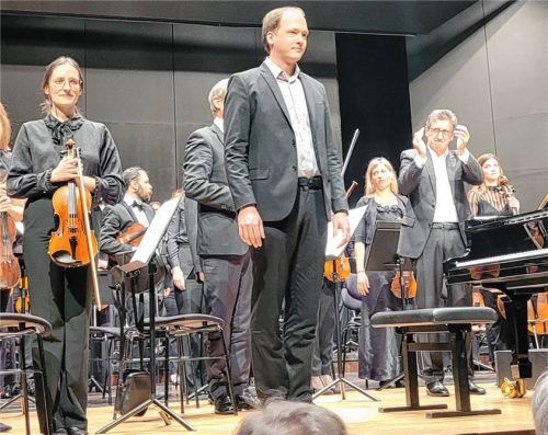 Der Pianist Ivan Krpan nimmt den Beifall des Publikums entgegen. Dirigent Pascal Rophé (rechts) spendet ebenfalls Applaus. Foto Prokop