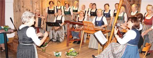 Der Rosenheimer Landfrauenchor mit Heide Hauser war in diesem Jahr der Ausrichter des Treffens.Foto Schwitteck