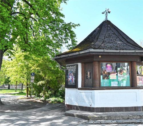 Der Salingarten in Rosenheim soll sicherer werden. Helfen könnte eine Videoüberwachung. Am Rosenpavillon gibt es bereits eine Kamera. Foto Peter Schlecker