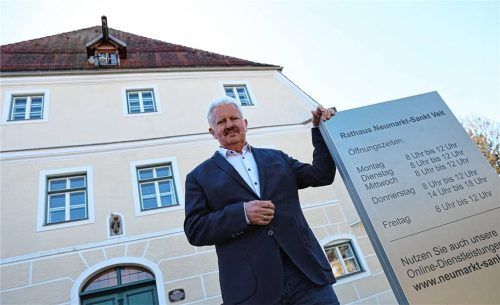 Der Schlossherr gibt seinen Schlüssel ab: Am 30. April 2026 wird Erwin Baumgartner das Rathaus übergeben. Die letzte Stadtratssitzung steht an diesem Tag auf seiner Agenda. Foto  Enzinger