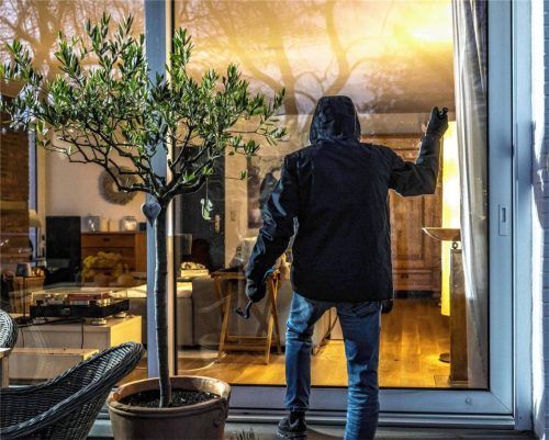 Der Schreck war groß, als ein Paar aus Großkarolinenfeld einen fremden Mann erwischte, der plötzlich nachts vor seinem Fenster stand. (Symbolfoto) Foto IMAGO/Jochen Tack