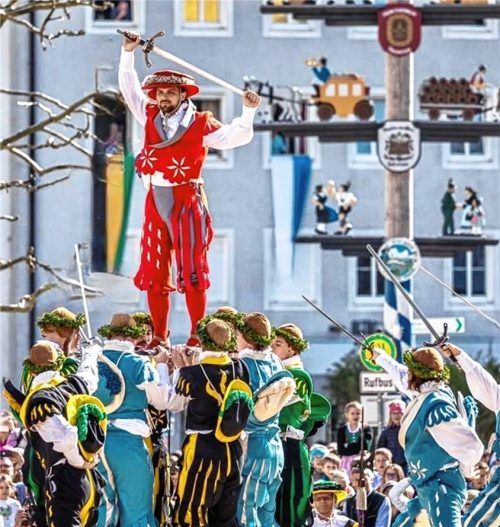Der Schwerttanz symbolisiert den Sieg des Frühlings über den Winter. Er wird am Ostermontag vor dem Georgiritt um 9.30 Uhr, und noch einmal um 14 Uhr auf dem Traunsteiner Stadtplatz aufgeführt. Foto Oberkandler