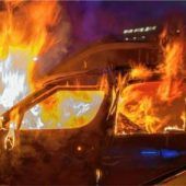 Geparktes Auto geht in Flammen auf