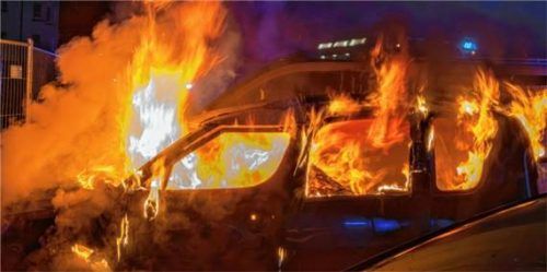Der Skoda brannte innerhalb kürzester Zeit lichterloh. Nach ersten Erkenntnissen könnte das Feuer vorsätzlich gelegt worden sein. Foto 112News/M.Benje