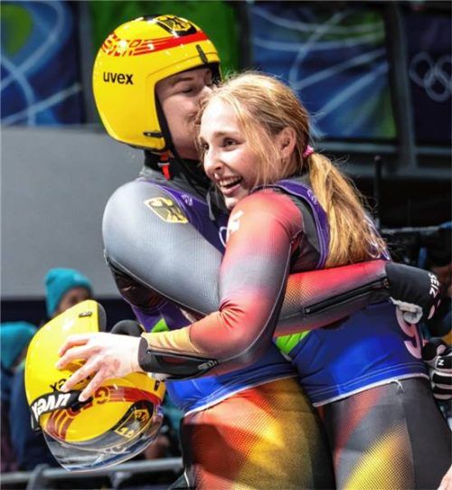 Der sportliche Höhepunkt: Dajana Eitberger umarmt Magdalena Matschina nach dem Gewinn der Goldmedaille bei den Olympischen Spielen. Foto Imago