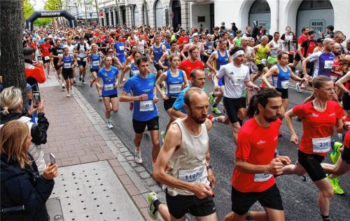 Der Start zum Hauptlauf über zehn Kilometer in der Rosenheimer Innenstadt.Fotos Ludwig Stuffer