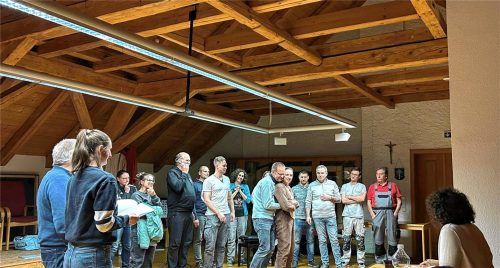 Der Theaterverein Großkarolinenfeld nimmt sich mit seinem Geburtstagsstück selbst aufs Korn. Schon bei den Proben wurde viel geschmunzelt und gelacht.Foto re