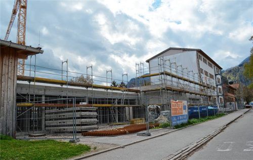 Der Verbindungsgang vom neuen Schultrakt zur Turnhalle ist bereits erkennbar, wie auch das erste Stockwerk des neuen Schulhauses. Foto  Eder