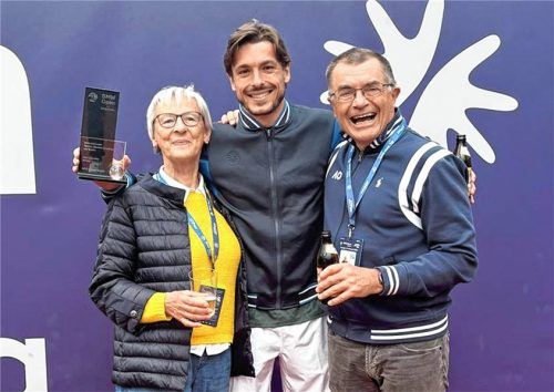 Der Wasserburger Jakob Schnaitter nach seinem Erfolg mit seinen Eltern Margot und Wolfgang Schnaitter, bei denen er sich bei der Siegerehrung für die große Unterstützung bedankte. Foto privat