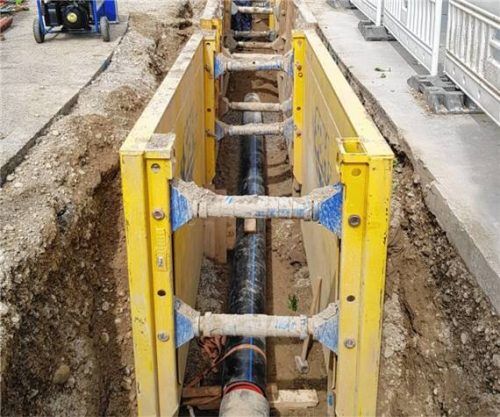 Der Zweckverband zur Wasserversorgung der Schonstetter Gruppe verlegt eine neue Trinkwasser-Hauptleitung. Foto Gemeinde Eiselfing